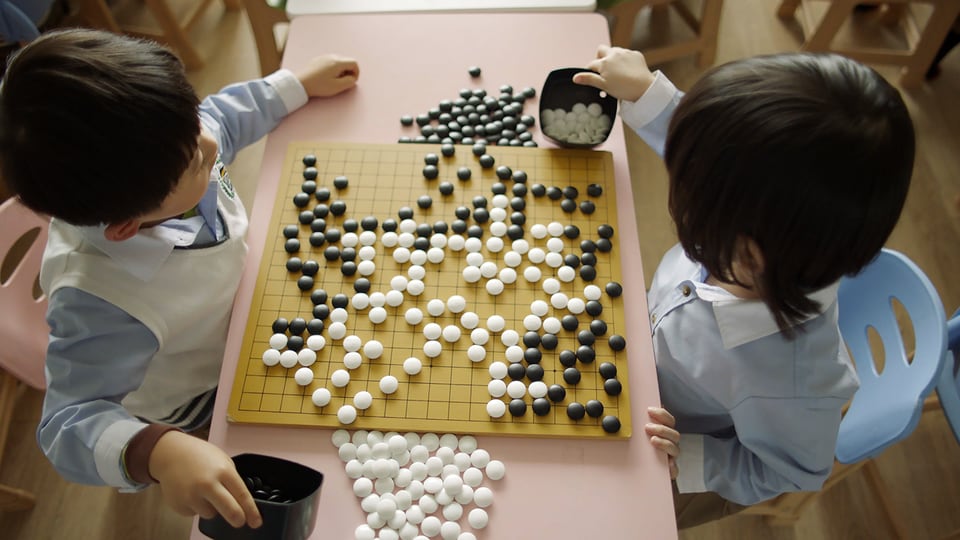 Koreai gyerekek Go-t játszanak